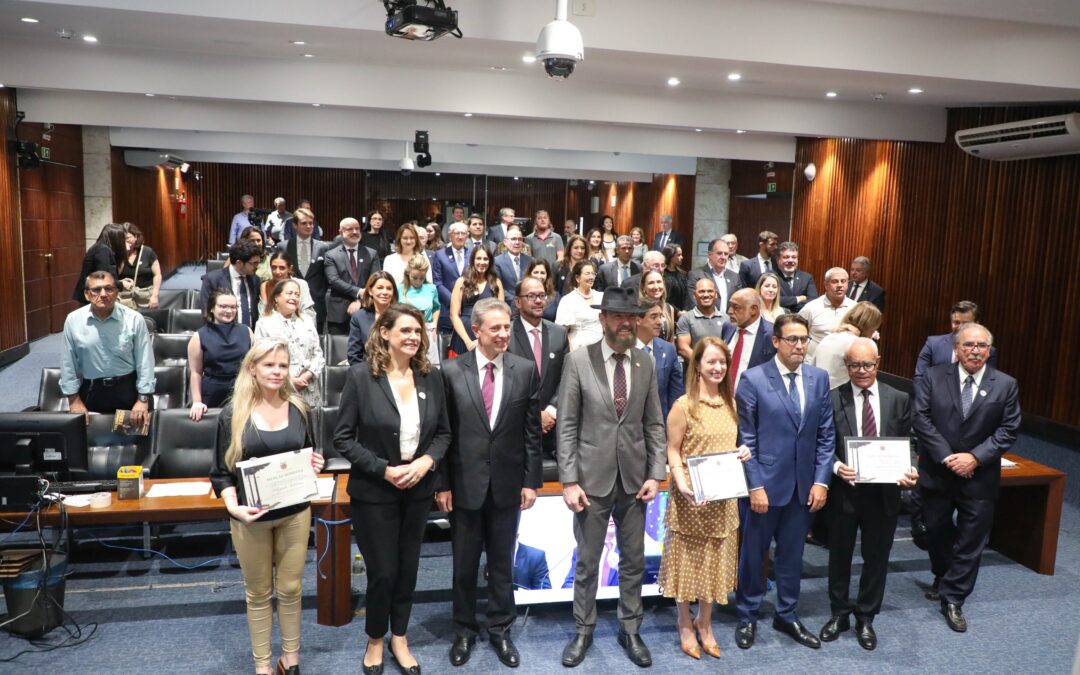 José Lucio Glomb representa Pró-Paraná na posse da Federação Nacional dos Institutos de Advogados