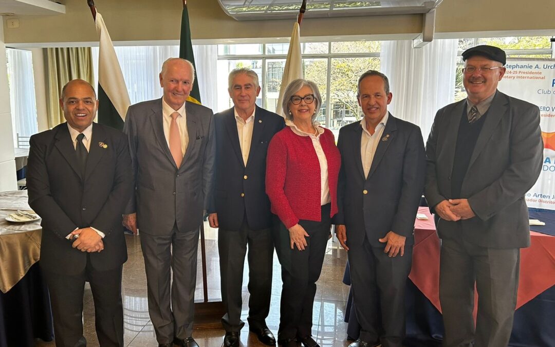 Marcos Domakoski palestra sobre história do Pró-Paraná em evento no Rotary Club